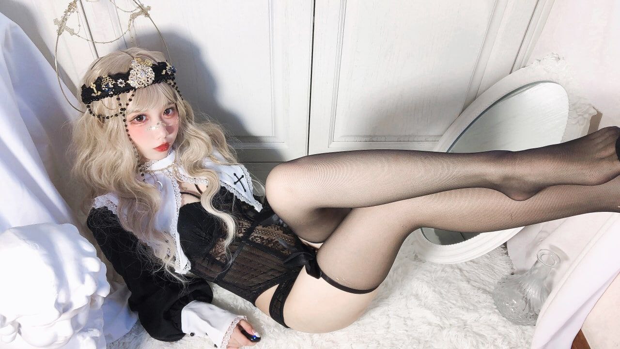 娇妻玩4P被3个男子伺候电影